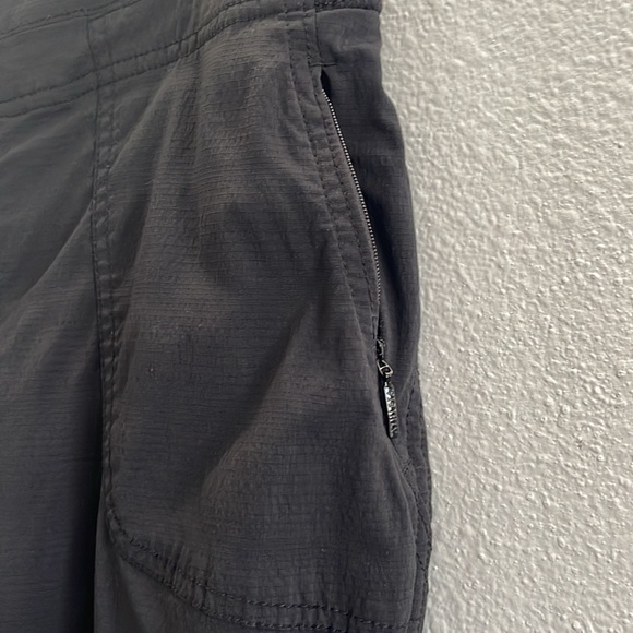Athleta Trekkie Capri Hiking Trail Pants Size 8 - Picture 3 of 10